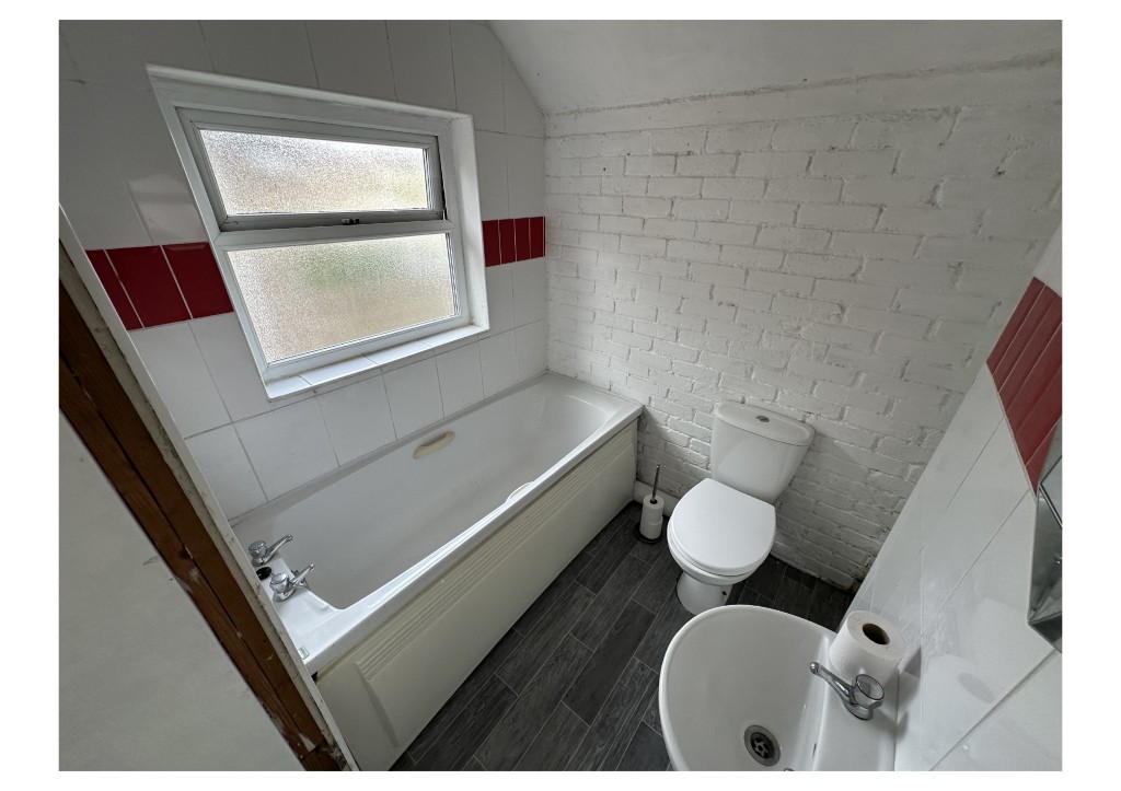 Lot: 171 - SEMI-DETACHED HOUSE WITH GARDEN TO FRONT AND REAR - Main Bathroom on the first floor